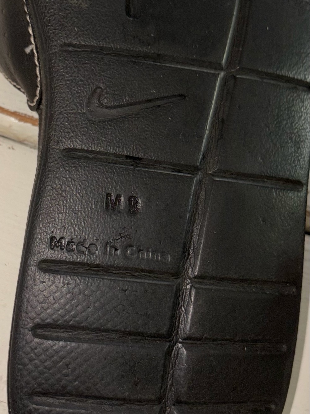 Nike Men’s Comfort Black and Silver Slide Sandals - Picture 6 of 6